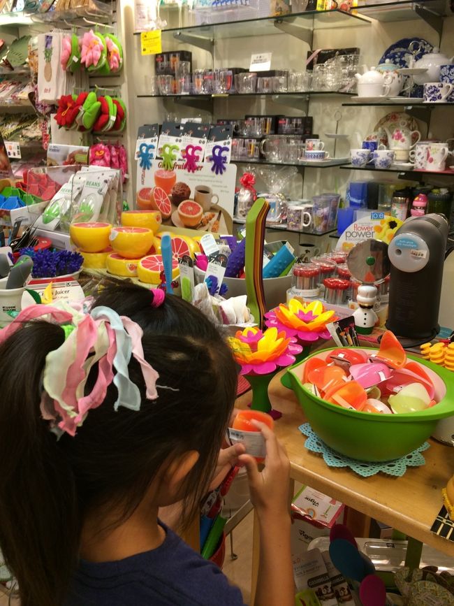 可愛いキッチングッズが豊富。<br /><br />ここもサクッとお買い物。