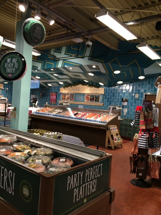 こちらはお魚とか、フレッシュなサラダとか、、<br /><br />美味しそ〜<br /><br />フルーツとか買って食べたかったな〜。。