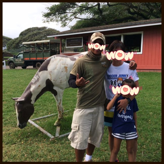 ノリが良くて想像通りの旦那様でした〜！ 日本語がとっても上手で、ここ、クアロアランチで日本語ツアーガイドもしているそう。<br /><br />まだ生まれて間もない赤ちゃんを持つお友達のお姉さんには会えないかな〜と思っていたら、サクッと電話してくれて、、<br />夜ワイキキでみんなで会う事に〜<br /><br /><br />