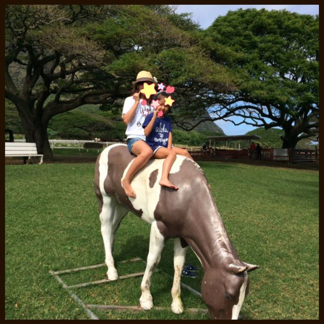ここへ来た目的は、、<br />１つはママ友の義兄さんに会う事。<br />そして、もう１つは、、<br />子供乗馬。だったんだけど、、<br />寝起きで嫌がって断念。なので、これだけ乗っていこうね〜