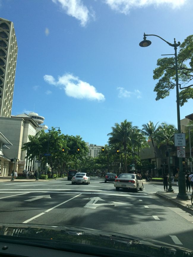 カラカウア通り。。<br /><br />ここを右折して、、パーキングへ