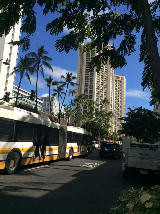 まずはカラカウア通り沿いから
