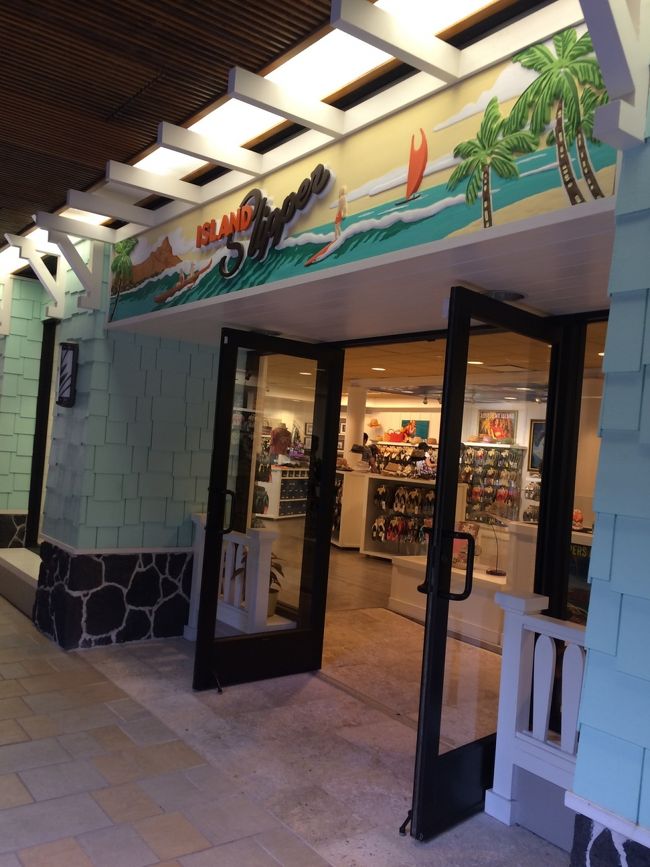 こちらのサンダルを2足購入〜<br /><br />1年前来た時にWordの店舗で2足購入したんだけど、ヒールがあるのに足が全然疲れない！今回も一足持ってきてました。