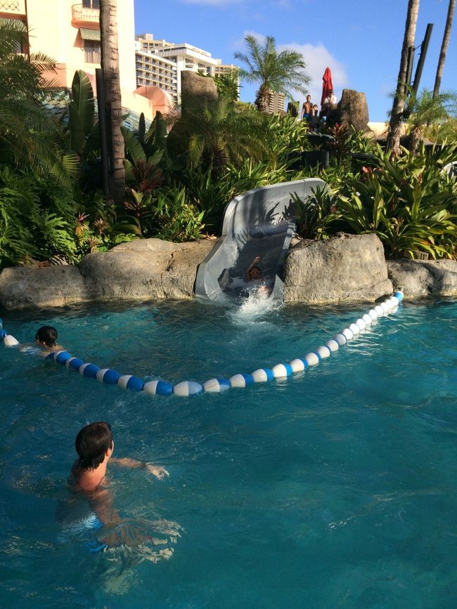 Poolへ向かうと、、<br /><br />いた！！！<br />スライダーをひたすらやっていたらしい。笑