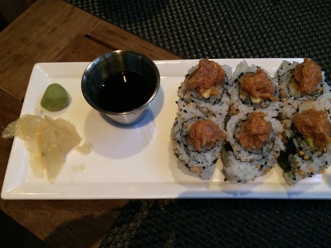 オーダーした一品目まずはスパイシーツナのロール寿司。 <br /><br />これが美味しかった〜