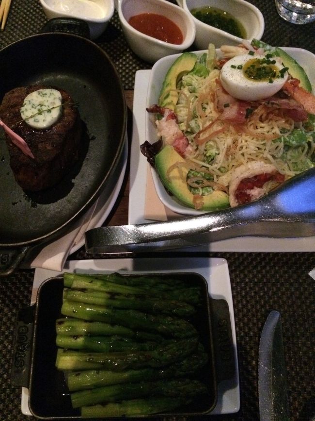 続いてこちら！<br /><br />ロブスターコブサラダに、、<br />ポーターハウスは食べきれない為、今回は娘が大好きなフィレ！<br />付け合せにアスパラのグリル。<br /><br />パパも娘もウルフギャングよりこちらの方が好みだそうです。笑<br />