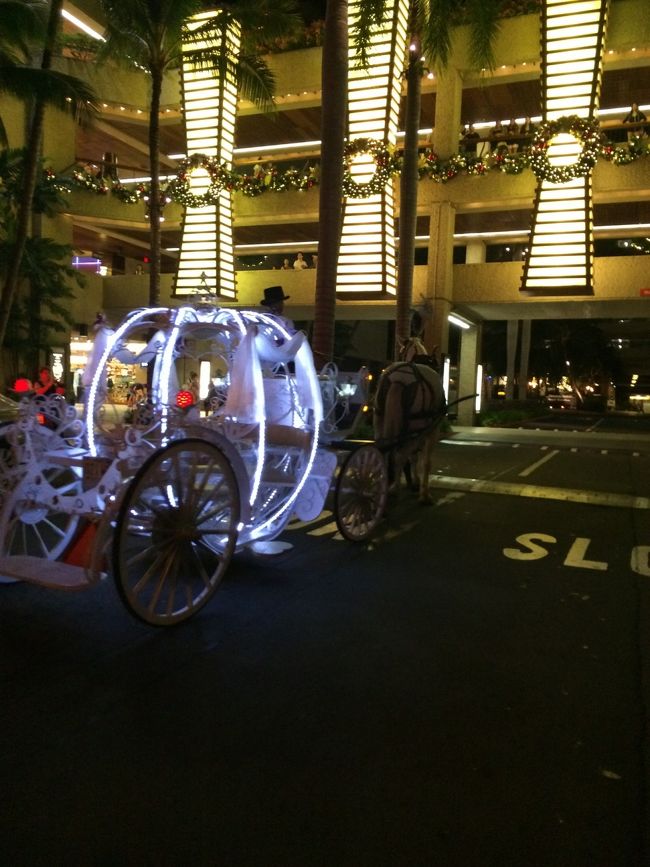 カラカウア通り、、夜は本当にとっても賑やか。。<br /><br />こんなものが目の前を通過〜
