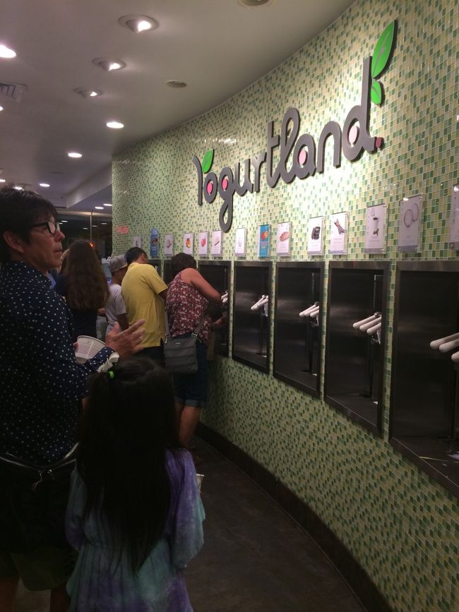 パシフィック・ビーチ・ホテル1Fヨーグルトランドで待ち合わせ〜<br /><br />ママ友のお姉さん、娘ちゃんと初対面〜！<br />8月に生まれたばかりのとっても可愛い女の子。 小さい子好きな娘、興味深々。<br /><br />