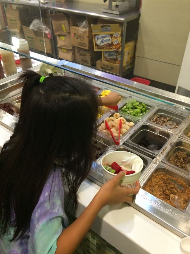 決まったら普通のカップへ〜<br /><br />ママはノーマルとストロベリー、娘はノーマルとチョコ。。<br /><br />最後はトッピング〜<br /><br />フルーツいっぱい美味しそ〜