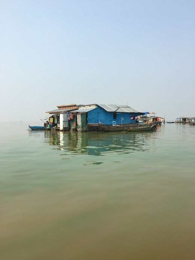 トンレサップ湖の水上生活を暮らしている。汚い。環境の様子です。