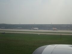 定刻通り午後１時頃、ノイバイ空港に着陸。気温は21℃。