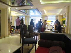 空港から約40分でホテルに到着。タクシー代はメーターで約380,000ドン、チップを含め400,000ドン（2,700円）、リーズナブル。
ホテルはハノイ36通りにあるエッセンス ハノイ ホテル ＆ スパの姉妹ホテル、Essence Palace Hotel。タクシーがつくとすぐにベルマンがドアを開け、荷物を運んでくれる。なかなか行き届いている。