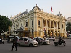 少し足を延ばしてもう一つの観光名所オペラハウス（市劇場）。こちらは予想より大きく立派。