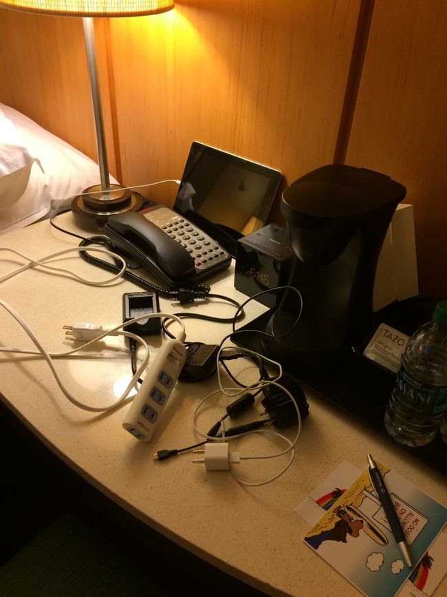 で。こちらは必ず持参するタコ足配線！ カメラ2個、ビデオ1個、アクションカム1個、そして今回はwifiルーターもレンタルしてきてたのでこれがないと一晩で充電出来ない！笑<br /><br />海外旅行時の必須アイテム。