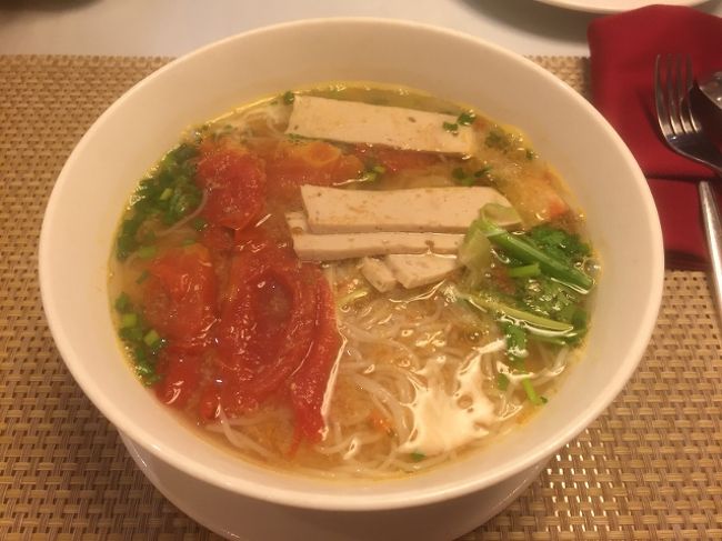 5日目<br />ホテルで朝食。ブンズークア。カニ風味の酸っぱいスープのブン。<br />酸っぱいといってもトマトの酸味なのでとても優しい味。<br />朝食べるのに最適。