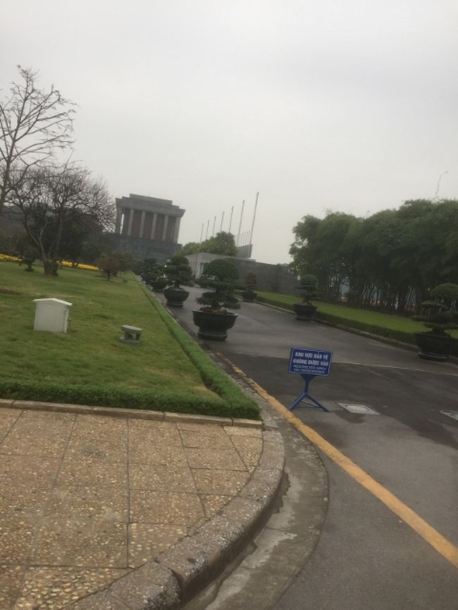 タクシーでホーチミン廟へ。<br />降りたところで警官に入り口を聞くと、向こうのほうといって西を指さした。<br />かなり歩いてNgoc Ha通りにやっと入り口があったが長蛇の列。<br />言われるがまま列に並んでついていき、カバンを預けて、さらに別のところでiPadを預けた。