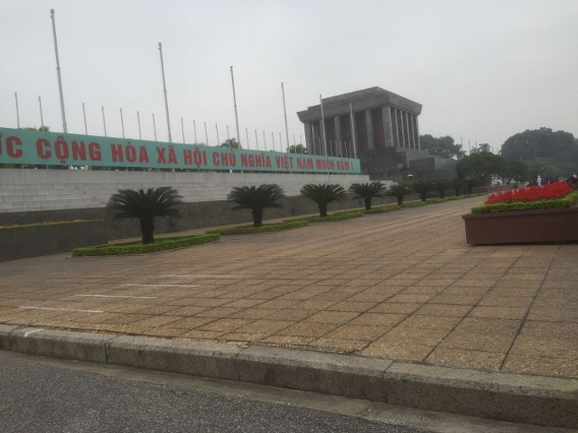 だいぶ進んでホーチミン廟の建物前の通りまで来た。<br />写真を撮ってもたぶん大丈夫なんだろうけど、なぜかこっそり撮る。