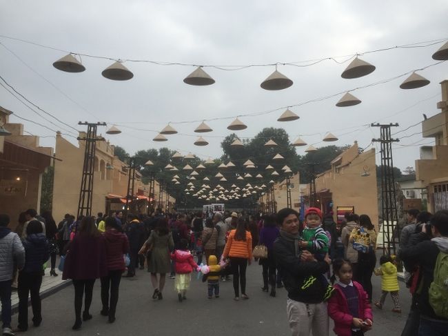 両サイドに仮設のお店が並び、上には笠がつってある。