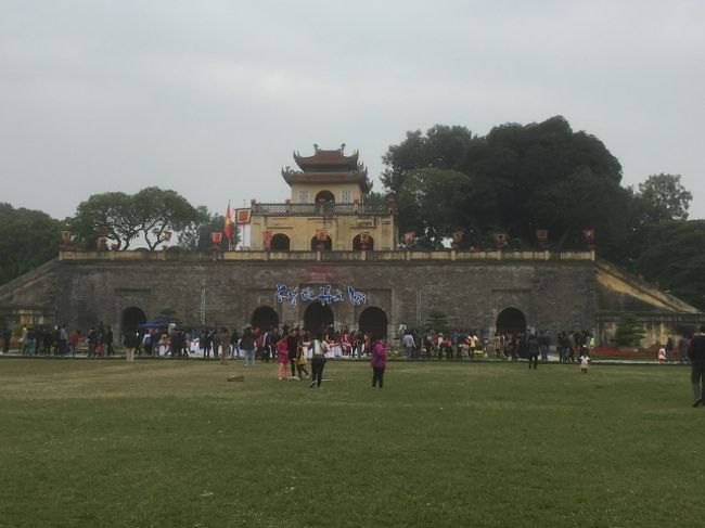 タンロン遺跡。下でおばちゃんがテーブルに座って切符を売っている。