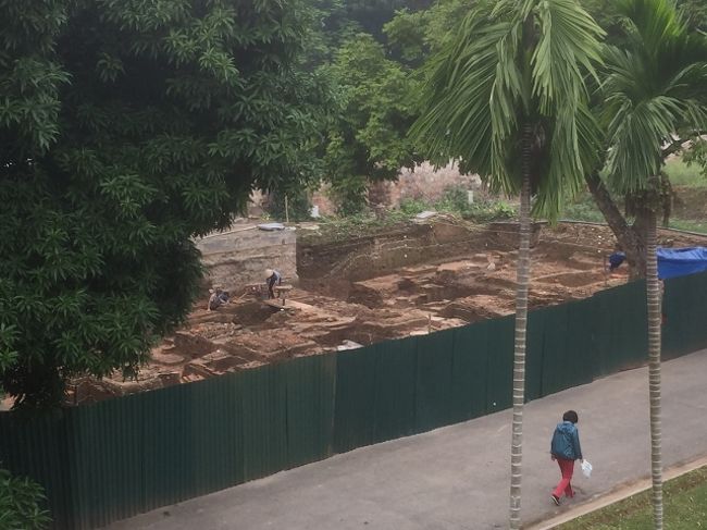 横に発掘中の遺跡がある。<br />まだこれから新しい発見があるかも。