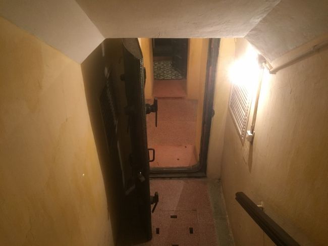 相当深いところにこの部屋があり、ドアがいかにも丈夫そう。