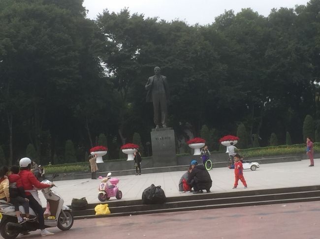 帰りのタクシーで見たレーニン像。