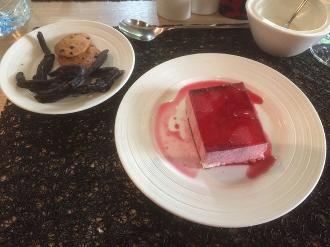 そしてデザート。<br />左のはコーヒーについてきたクッキーとオレンジピール入りのチョコ。<br /><br />これはボリュームもあり美味しさも申し分ないし最高。<br />