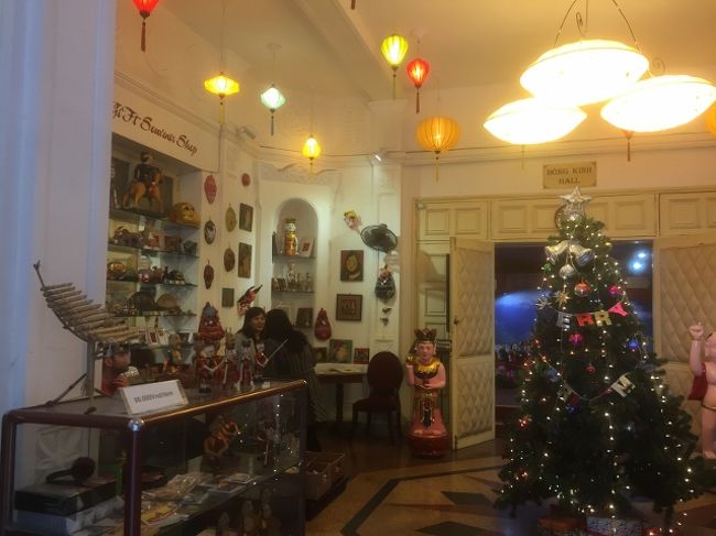 くたびれ果てたので、休憩も兼ねて水上人形劇へ。