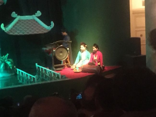 この女性たちが歌いながら楽器演奏してます。