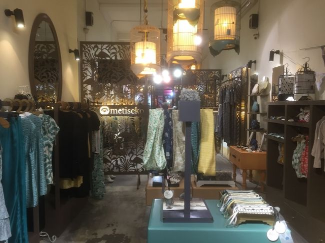 メティセコ。<br />こちらでショールも。ここは値段はするけども物も非常に良い感じ。