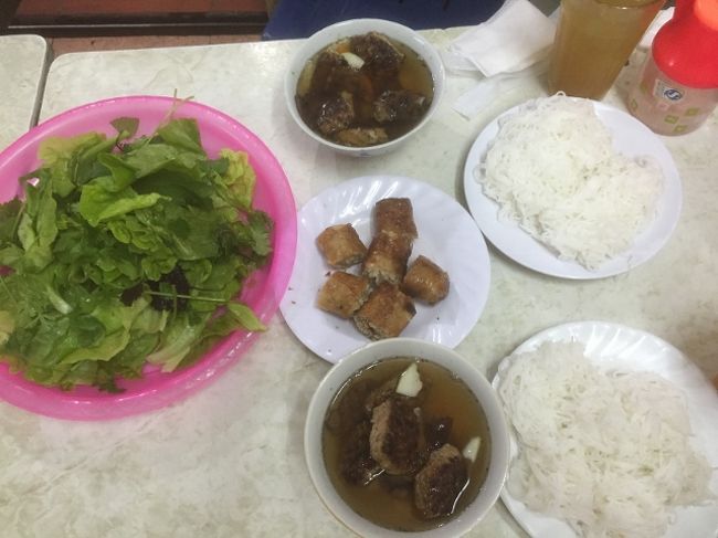 ブンチャー最高。<br />汁の中にハンバーグのようなものと豚を焼いたものが入っており、さらに揚げ春巻きとたっぷりの生野菜、そしてブンを一緒に食べる。<br />我々が入って少ししたら売り切れていた。<br />ラッキー。