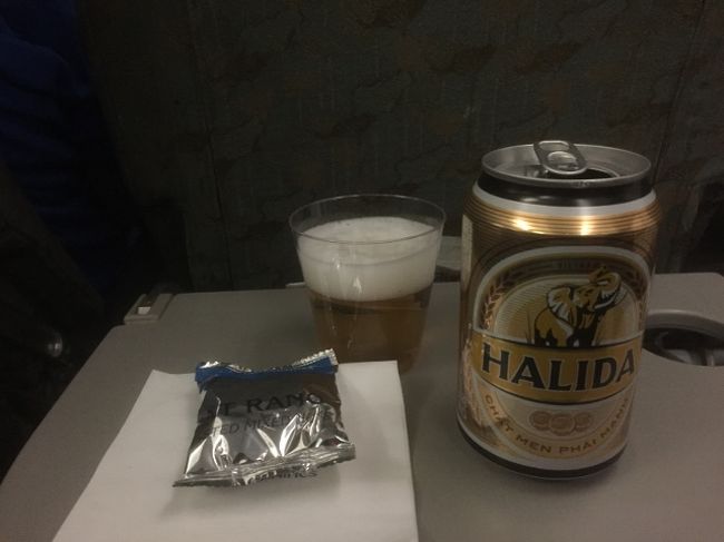飛行機に乗りドリンク。<br />ハリダのビール。