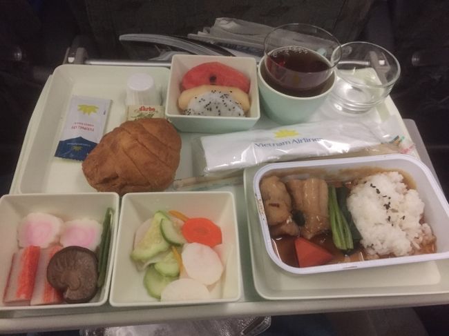 搭乗時間が４時間強しかないので、夜中のえらい時間に起こされて朝食。<br />さすがに２／３くらいしか食べられなかった。<br />今回も実にいろいろたくさん食べました。<br />相変わらず食べ物の写真比率が高い旅でした。