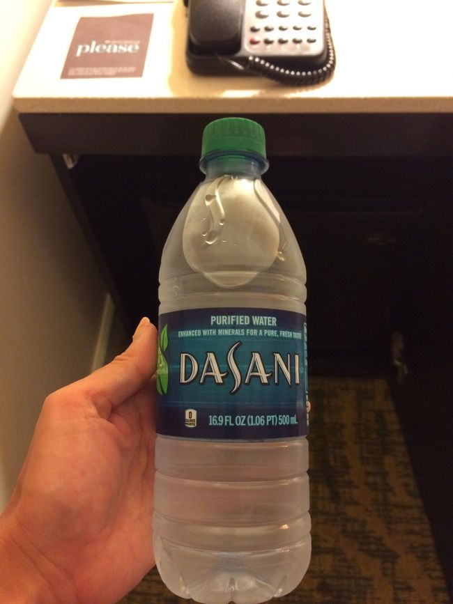 載せるの忘れてたこれ。<br /><br />このお水は毎日お部屋のお掃除に入った時に2本ずつ足してくれます。<br /><br />前はもっとボトルが大きかったんだけど。。小さくなりました。笑<br /><br />そのまま置いてあると、足してくれません。 こちらもリゾートフィーのサービス内。 まぁ。高いリゾートフィー払ってるからこれ位ね。。