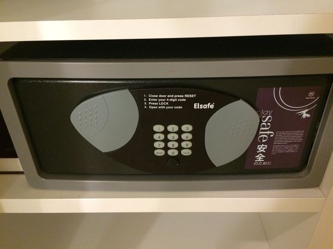 で。こちらはお部屋のセーフティーボックス。