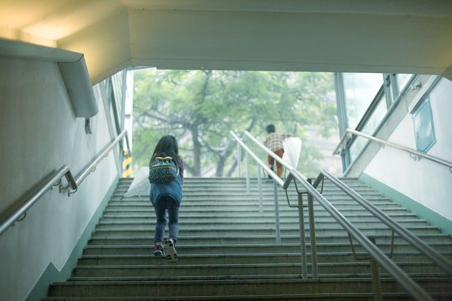 ということで、早朝の朝活は今日はとりやめ、<br /><br />7時半ごろ、家族みんなで朝食を食べに出ました。<br /><br />外は本降りのため、念のため子供達にはカッパをコンビニで買って用意したのですが、いかんせん質が悪いのと、タクシーに乗るたびに脱ぎ着しないといけないので、結局使い勝手が悪く、傘を4本買いました。<br /><br />台南の街は、大通りの両側の歩道はほとんど屋根がついているため、ずーっと傘をさすということはありませんが、歩道が食堂の一部として占拠されていたり、店と店の間に敷居が作ってあったりするので、ときどきは傘をさして外を回っていかなければいけないときもあります。<br /><br />宿を出て、流しのタクシーをつかまえ、駅まで行ってもらいました。<br /><br />駅から台南公園の方へ少し北上します。