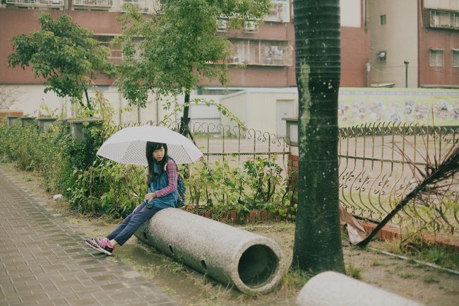 台南公園の南向いの小学校。<br />ね、塀や高いフェンスで囲まれてないでしょ？<br />グラウンドが外から丸見えですし、誰でもウェルカムな感じ。<br /><br />