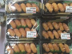島ずしがどんなのか食べてみたいという事で
八丈で一番大きいスーパーあさぬまで
島ずしゲット！！