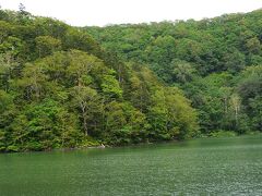 登山口そばにある半月湖。
残念なことに曇ってしまい、羊蹄山は見えない。