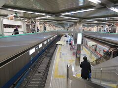 千里中央駅に到着。

吹き抜けで、なかなか変わった構造の駅です。