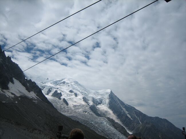 　ロープウエイ乗り場はそこそこ混んでおり、30分ほど待ちました。<br />　これはロープウエイ上から撮ったものです。<br />　下界は半袖でも暑いくらいだったのに、いきなり氷の世界なので面食らいました。