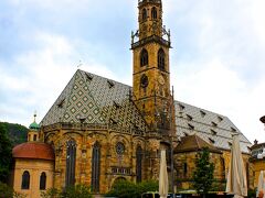 広場の南側には15世紀に完成した
ドゥオーモがあります。
ドイツ的な色タイルの屋根を持ち
ロマネスク・ゴシック様式です。


