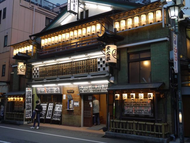 新宿末廣亭<br />都内に4軒存在する落語定席の一つで、落語を中心に、漫才・俗曲などの色物芸が演じられている老舗（「色物」という言葉は寄席に由来する）。(説明文より)<br />