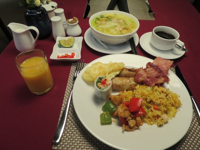 朝食はメインの１品を選び、あとはカフェテリア方式。もちろんフォーを注文。ホテルの格式通り上品な味付け、やはり本場のフォーは美味い。その他の料理はどれも美味しいがあまり欲張らない。