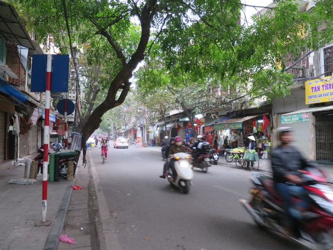 朝早くからバイクが行き交う。