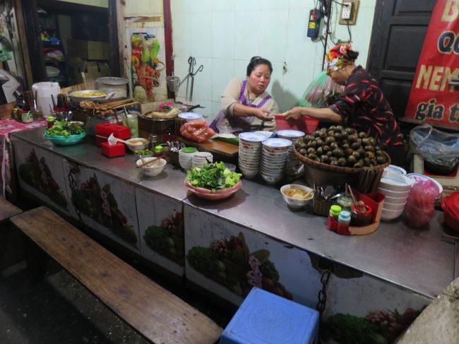 ローカルな食べ物が並ぶ。
