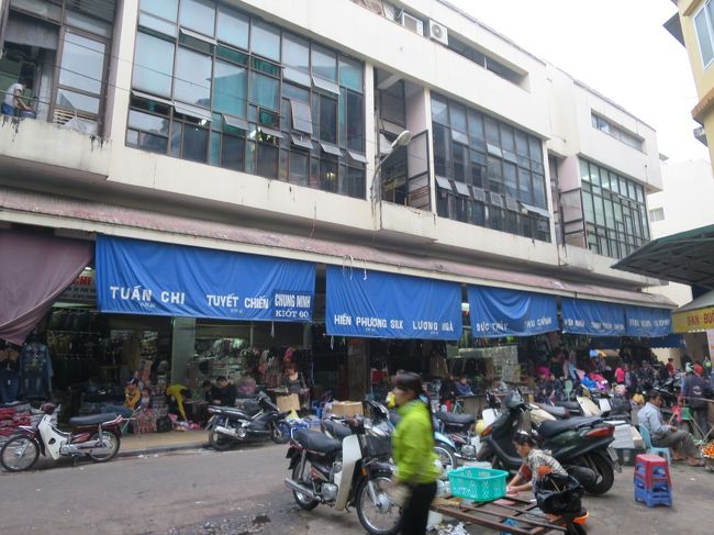 ドンスアン市場の裏口に到着。