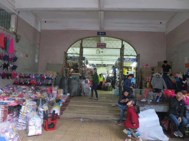 入り口から所狭しと商品が並ぶ。