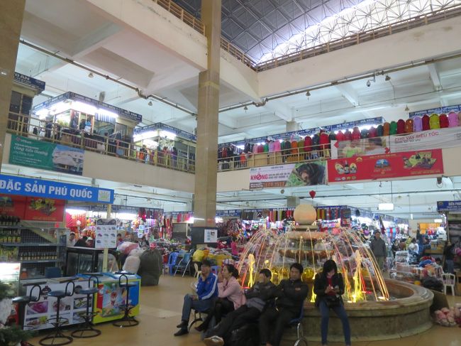 中は結構広く、３層になっている。