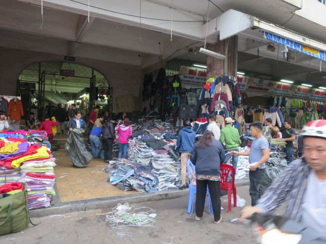 反対側の出口。いったい何人が働いているのだろう。